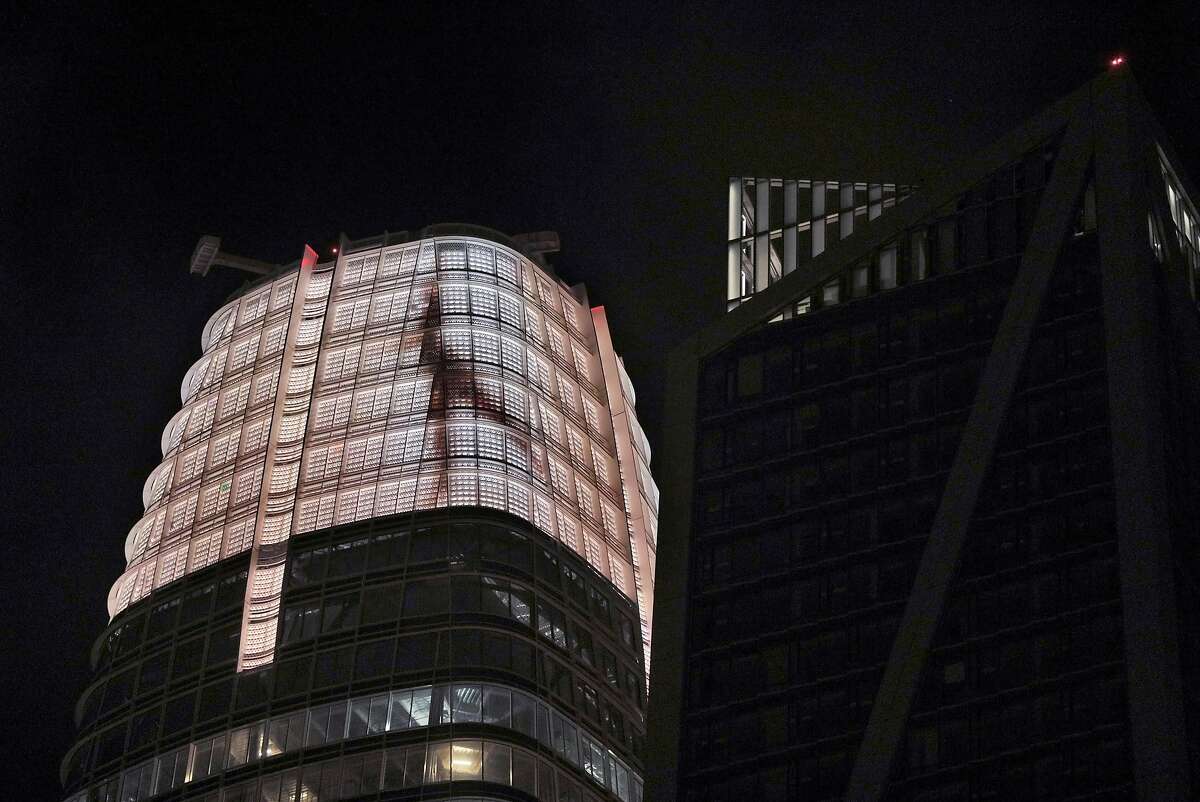 4月26日(星期四)，在美国加利福尼亚州旧金山，著名灯光艺术家吉姆·坎贝尔创作的灯光雕塑上，一名舞者的形象出现在Saleforce大厦的顶部。坎贝尔正在安装世界上最高的公共艺术品，一个位于市中心Salesforce大厦顶层9层的灯光雕塑。