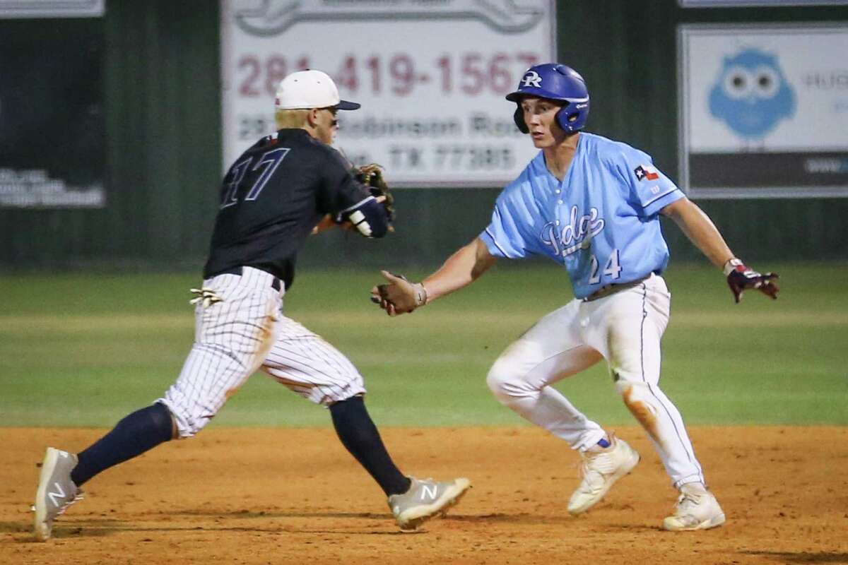 College Park's Michael Loggins (17) tags Oak Ridge's Chase Roberts (24) for the final out of the baseball game on Friday, May 18, 2018, at Oak Ridge High School. (Michael Minasi / Houston Chronicle)