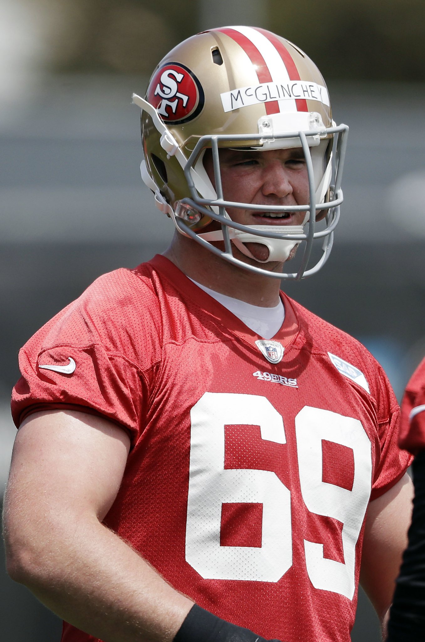 Never noticed McGlinchey rocked an old school type face mask with the  vertical middle bar. Nice. : r/49ers