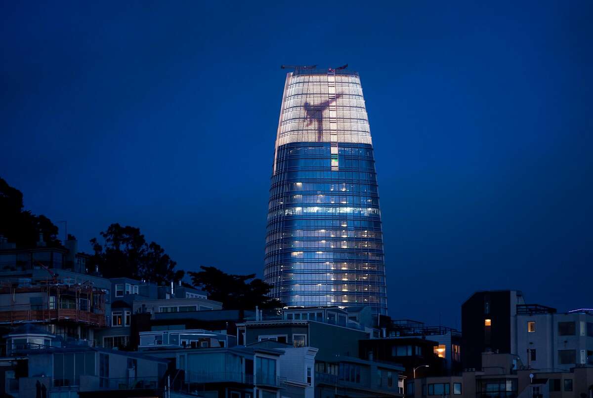 2018年5月17日星期四，在旧金山，艺术家吉姆·坎贝尔在Salesforce大厦的顶部跳舞，这是灯光装置的一部分。