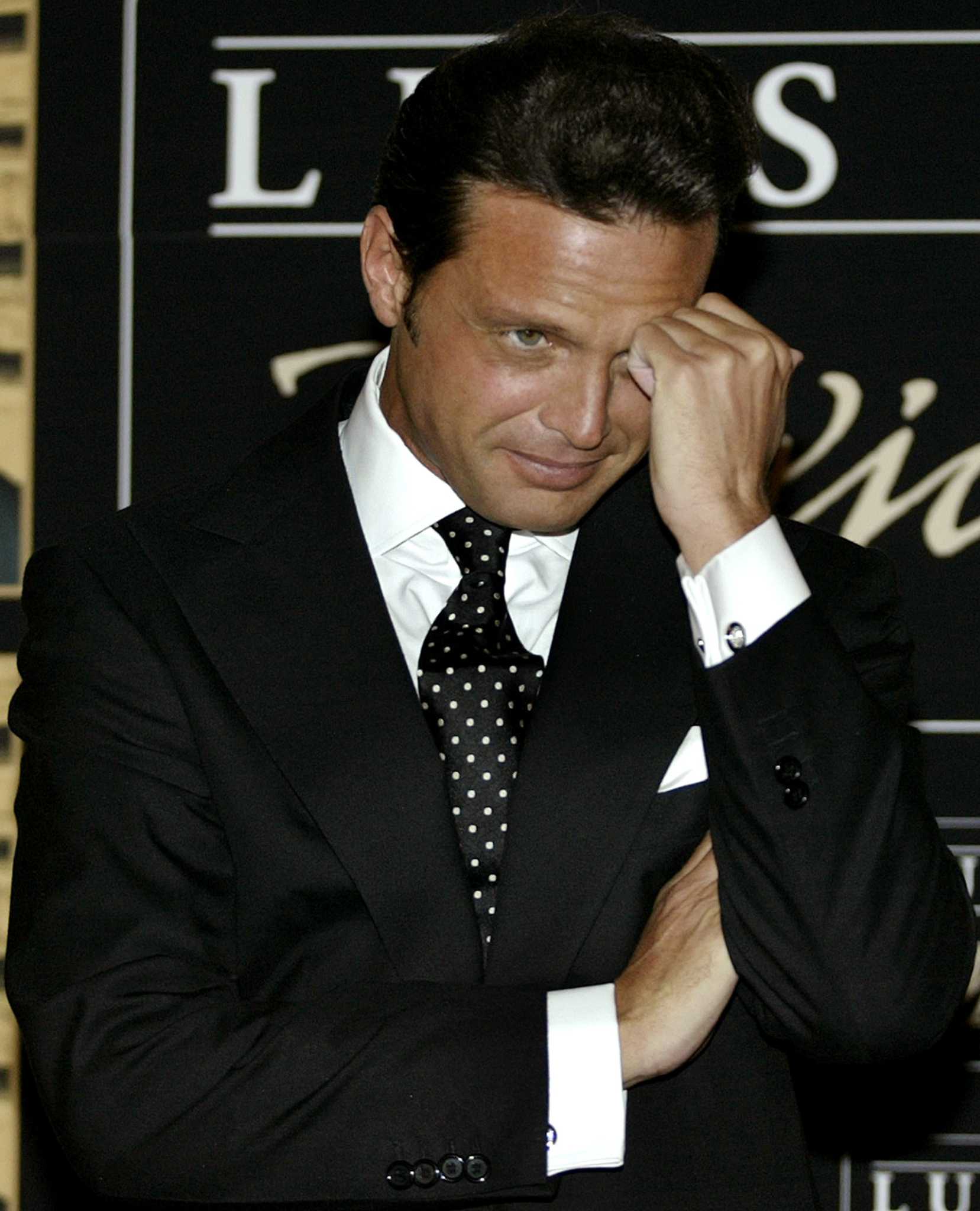 Check out these photos of Diego Boneta as singer Luis Miguel for an  upcoming Telemundo series, image size:1657x2048