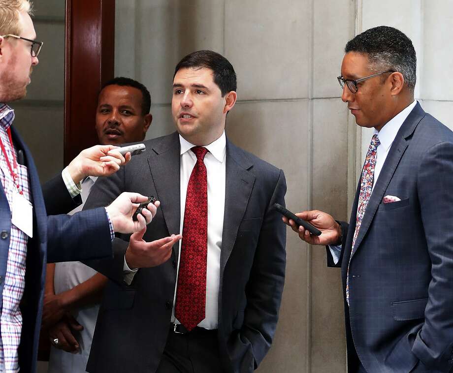 15 de outubro de 2017 - Processo de conluio da Kap contra a NFL dizendo que os proprietários conspiraram contra eles por terem convicções políticas sinceras. Acima, o CEO da 49ers, Jed York (à esquerda), posa com o CEO da Giants, Larry Baer, no evento de arrecadação de fundos. 3 de maio de 2018. Nesta foto, o proprietário do San Francisco 49er, Jed York, conversa com repórteres ao sair da reunião de primavera do proprietário da NFL, quarta-feira, 23 de maio de 2018. Foto: John Bazemore / Associated Press