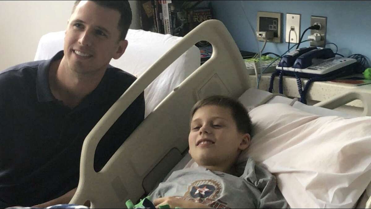 Giants' Buster Posey visits cancer patients