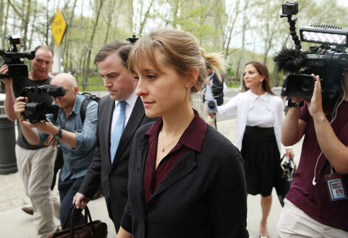 Actress Allison Mack (C) departs the United States Eastern District Court after a bail hearing in relation to the sex trafficking charges filed against her on May 4, 2018 in the Brooklyn borough of New York City. The actress, known for her role on 'Smallville', is charged with sex trafficking. Along with alleged cult leader Keith Raniere, prosecutors say Mack recruited women to an upstate New york mentorship group NXIVM that turned them into sex slaves. (Photo by Jemal Countess/Getty Images)