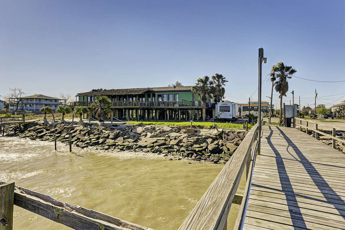 San Leon bar, grill and moneymaking fishing pier for sale