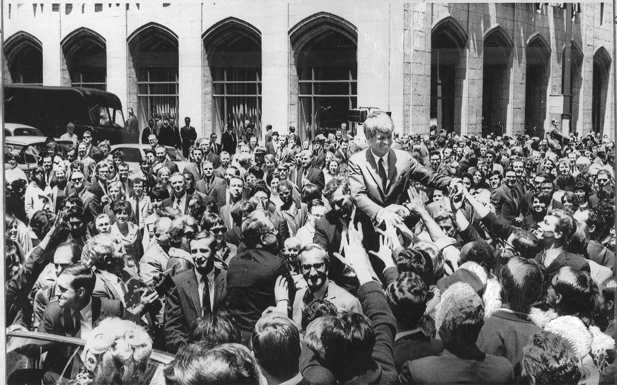 1968年5月21日，参议员罗伯特·f·肯尼迪在前往旧金山记者俱乐部发表演讲的途中被人群包围。美联社图片刊登于1968年5月26日《世界》第8版。