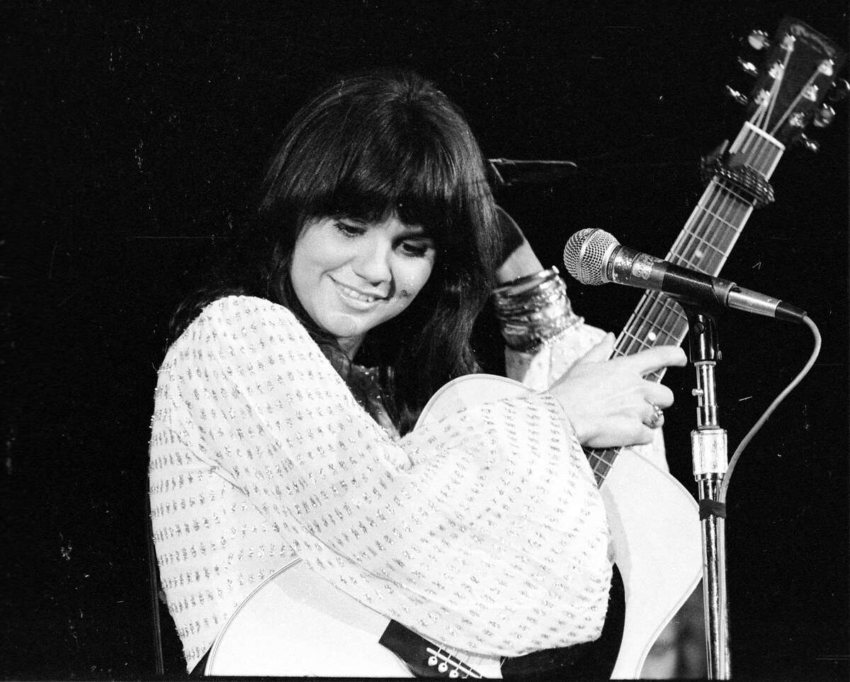 UNSPECIFIED - CIRCA 1970: Photo of Linda Ronstadt Photo by Michael Ochs Archives/Getty Images