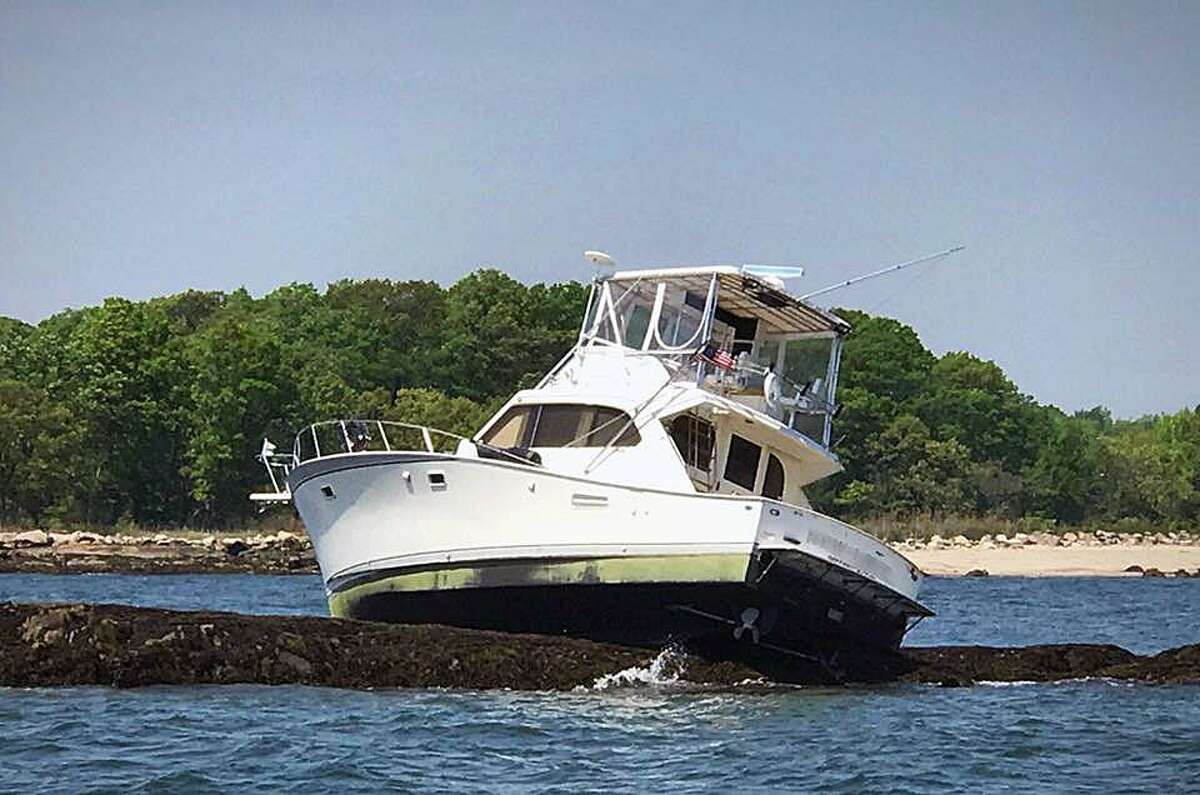 Greenwich PD Boat stuck on Red Rock waits for high tide