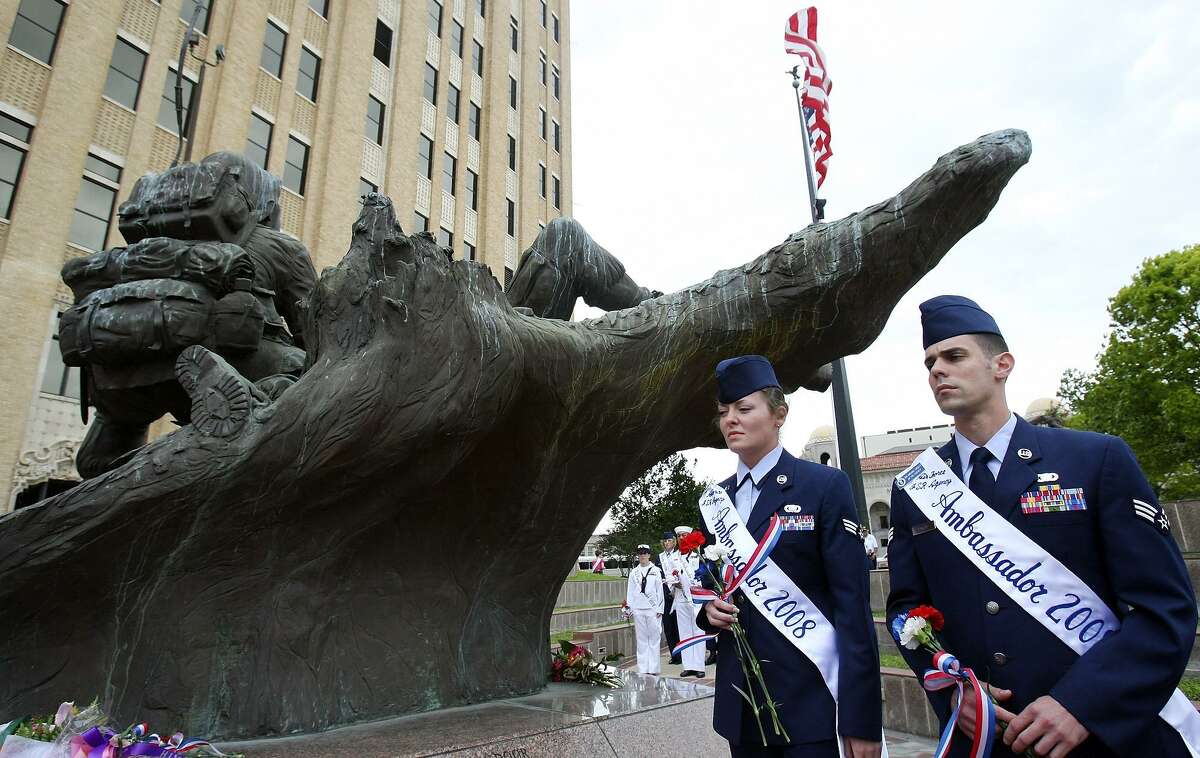 San Antonio’s Vietnam Veterans Memorial built with thousands of small ...