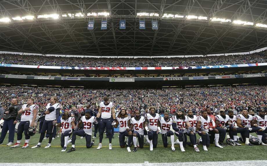 24 de maio, 208 - A NFL divulga uma nova política que multa qualquer jogador que não esteja em pé durante o hino nacional. Eles estão autorizados a permanecer no vestiário, a punição por violar a política permanece não especificada. Nesta foto de arquivo de 29 de outubro de 2017, os jogadores do Houston Texans se ajoelham e ficam em pé durante o canto do hino nacional antes de um jogo de futebol da NFL contra o Seattle Seahawks, em Seattle. Foto: Elaine Thompson, Associated Press