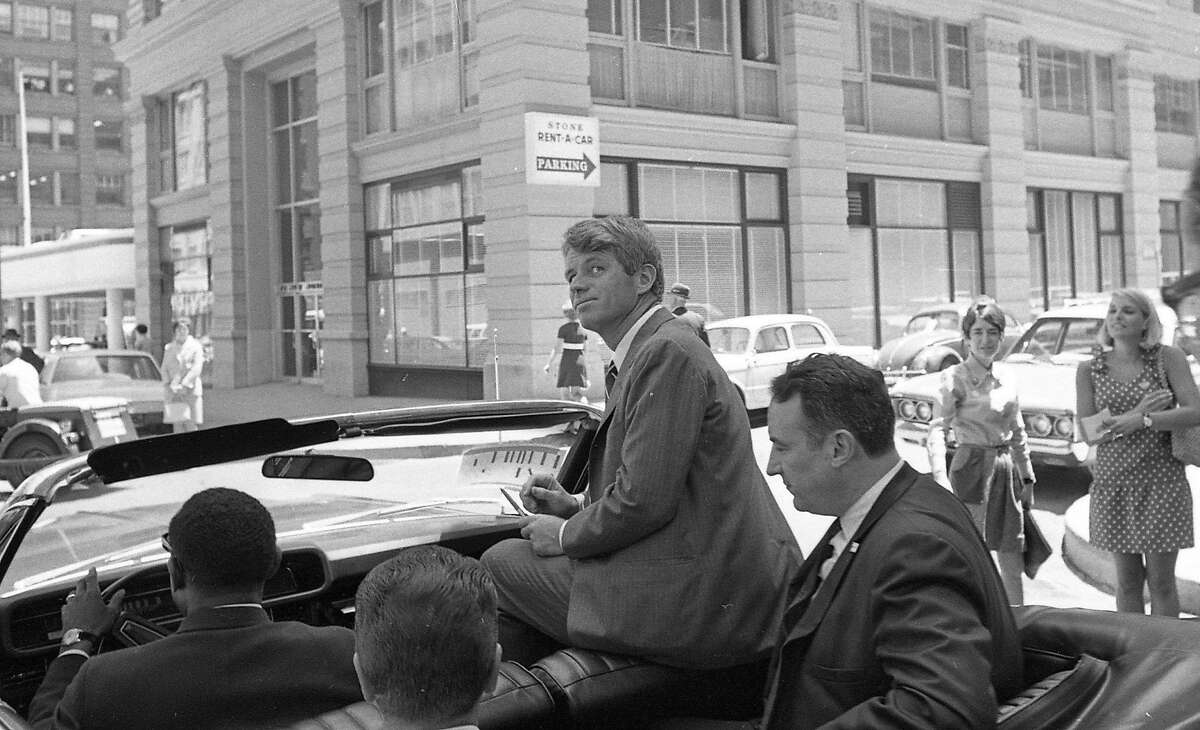 1968年5月31日，初选前，参议员罗伯特·肯尼迪乘坐缆车前往旧金山联邦俱乐部发表演讲