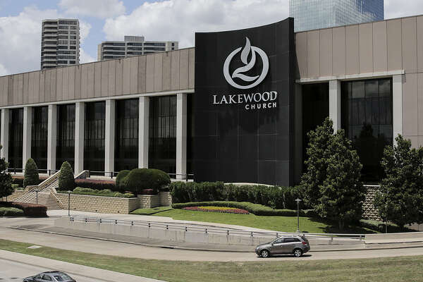 Alleged bomb threat disrupts traffic outside Lakewood Church