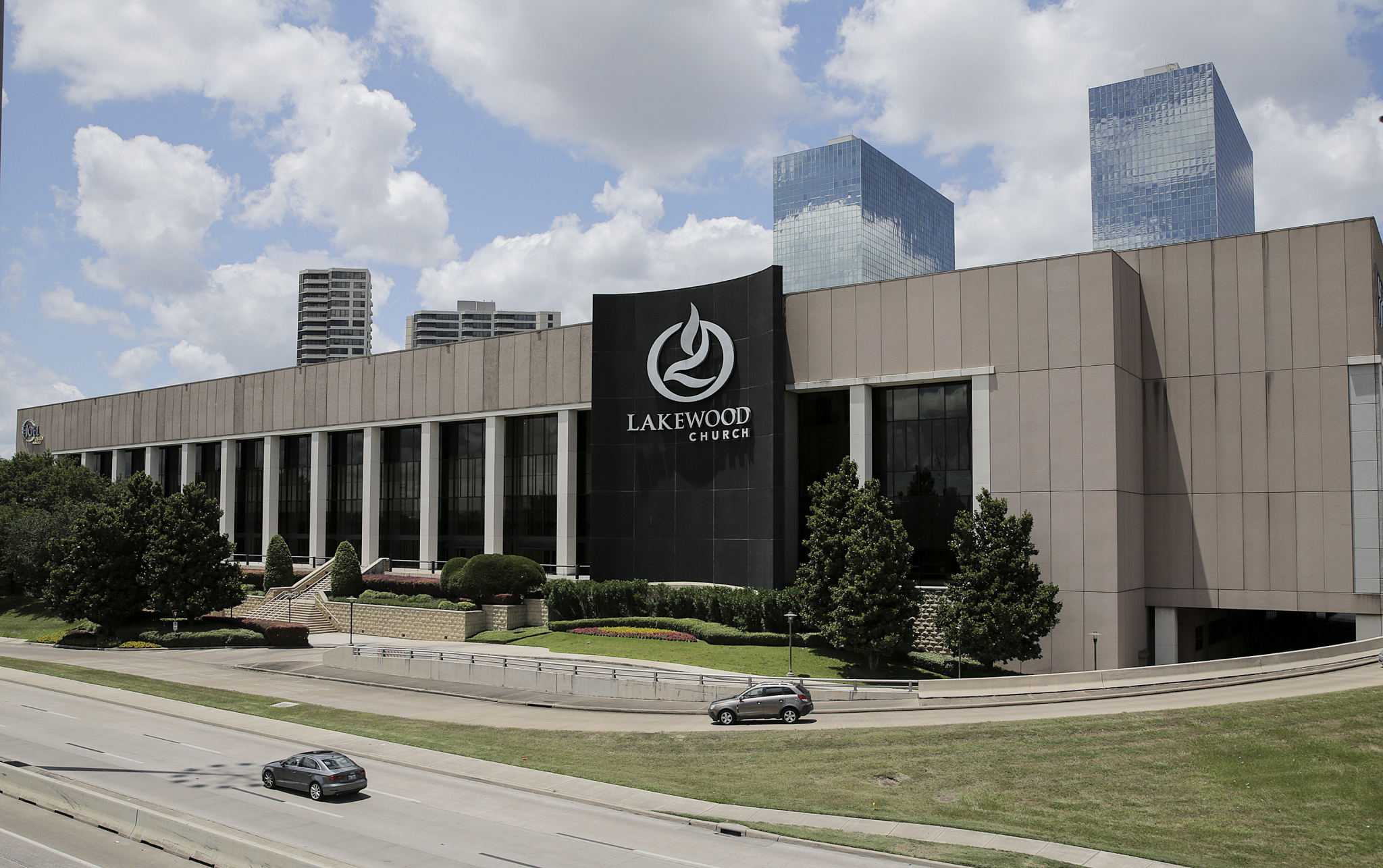 Alleged bomb threat disrupts traffic outside Lakewood Church