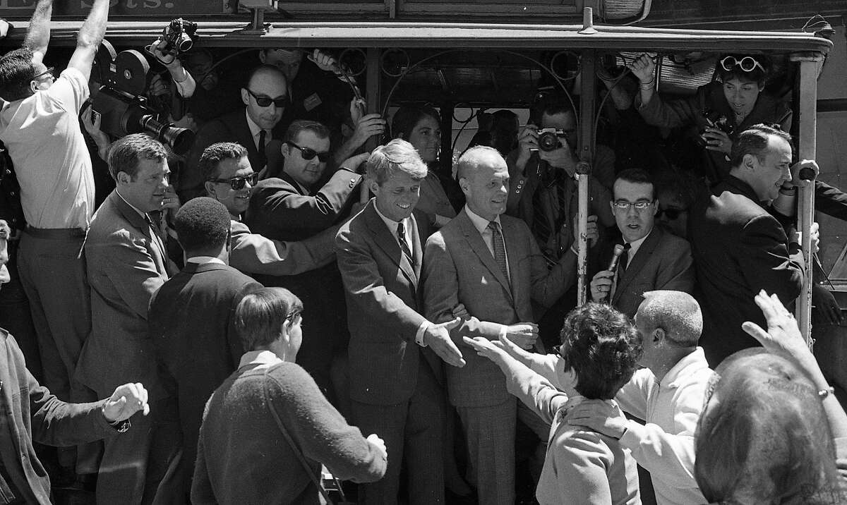 1968年5月31日，参议员罗伯特·肯尼迪在初选前乘坐缆车前往旧金山联邦俱乐部发表演讲