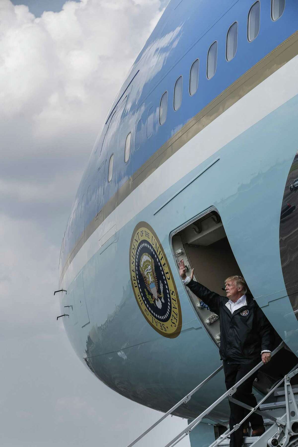 President Donald Trump waves as he boards Air Force One after a visit to Houston in the wake of Tropical Storm Harvey Saturday, Sept. 2, 2017. ( Michael Ciaglo / Houston Chronicle)