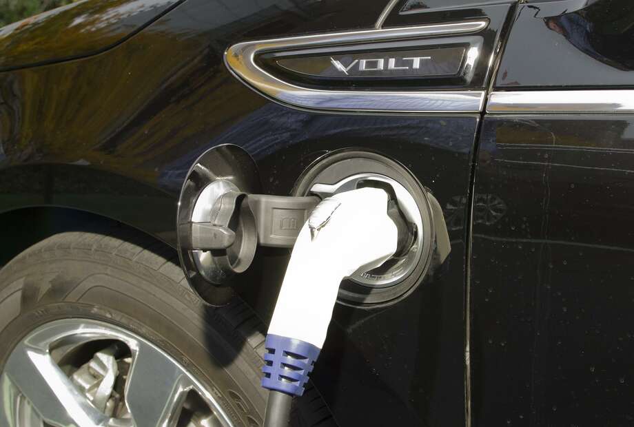 Texas Rolls Out Cash Incentives For Electric Cars Houston Chronicle A Chevy Volt Electric Car Charges At Station Photo Amy Mortensen