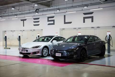 Texas Rolls Out Cash Incentives For Electric Cars Houston Chronicle P Tesla Cars Charge At The Company S Charging Station In South Korea