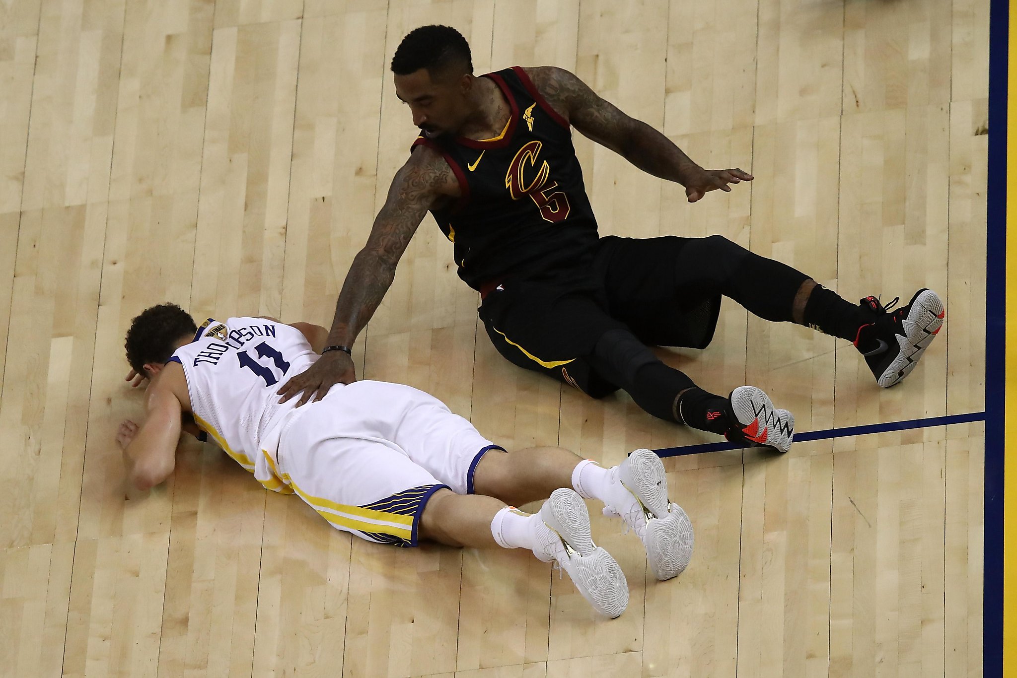 Warriors Fans Outraged After J R Smith Slides Into Klay Thompson S Legs