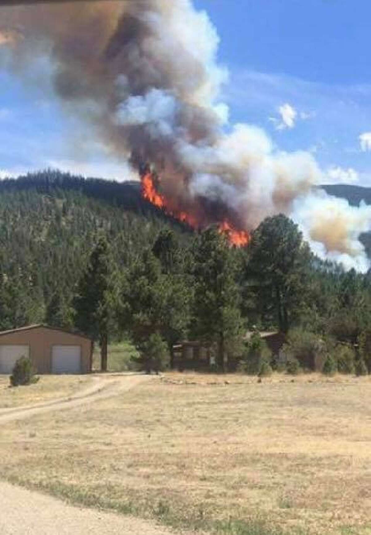 New Mexico firefighters protecting community from wildfire