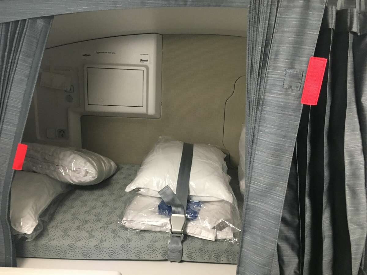 L'agent de bord de l'A350 de Delta Air Lines reste dans la couchette - notez les rideaux assourdissants