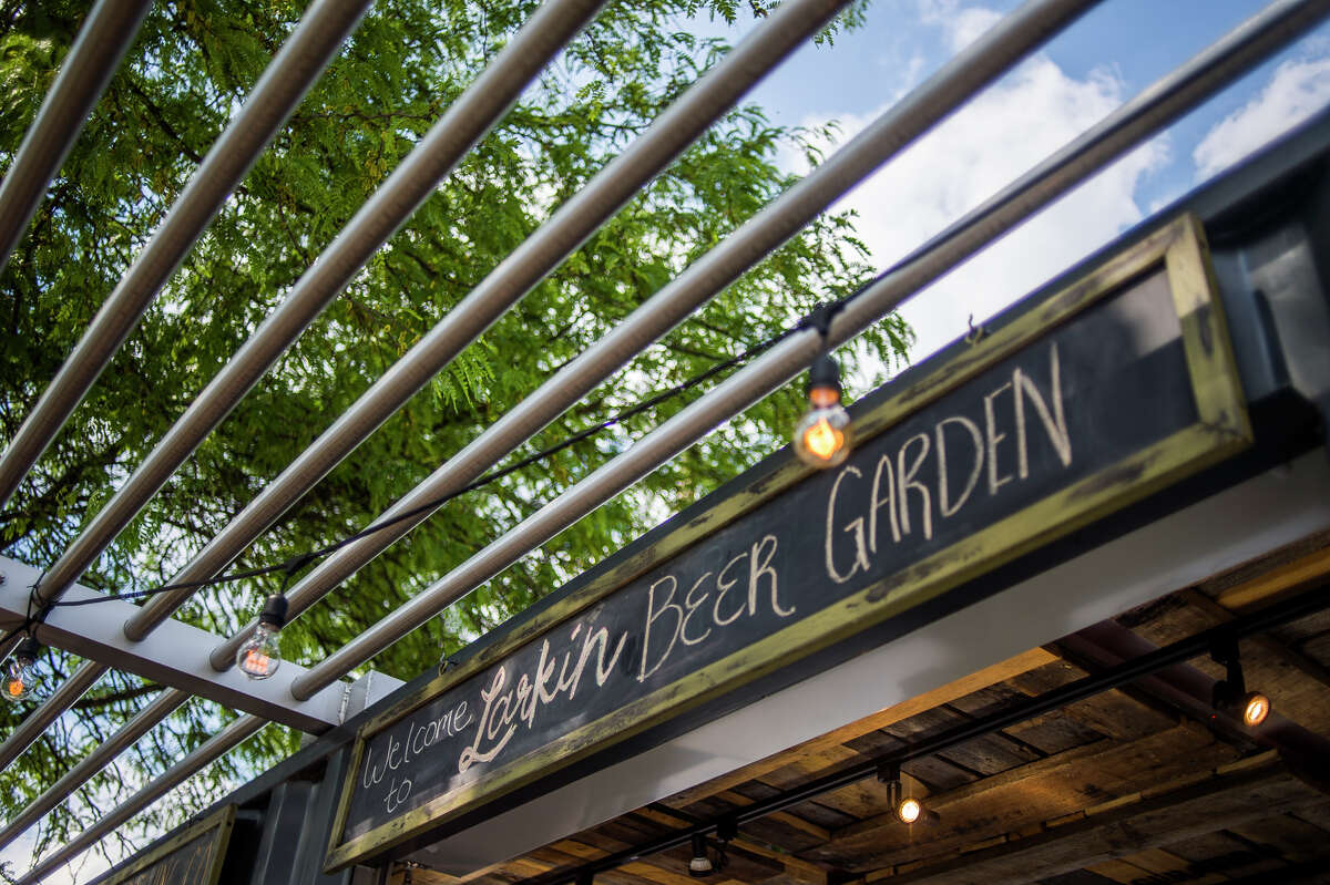 The Larkin Beer Garden welcomes customers on their first night of the season Thursday, May 31, 2018. (Katy Kildee/kkildee@mdn.net)