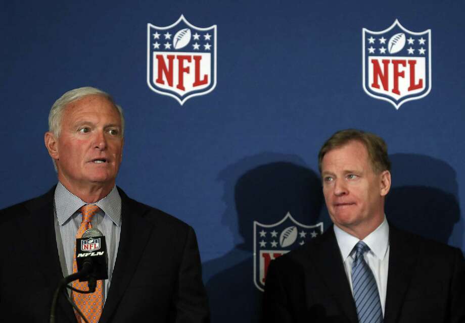 4 de julho de 2018 - queixa da NFL Players Association, desafiando a política da NFL exigindo que eles representassem o hino. Acima, o proprietário do Cleveland Browns, Jimmy Haslam, e o comissário da NFL Roger Goodell anunciam a política divisiva. Foto: John Bazemore / Associated Press / Copyright 2018 The Associated Press. Todos os direitos reservados.