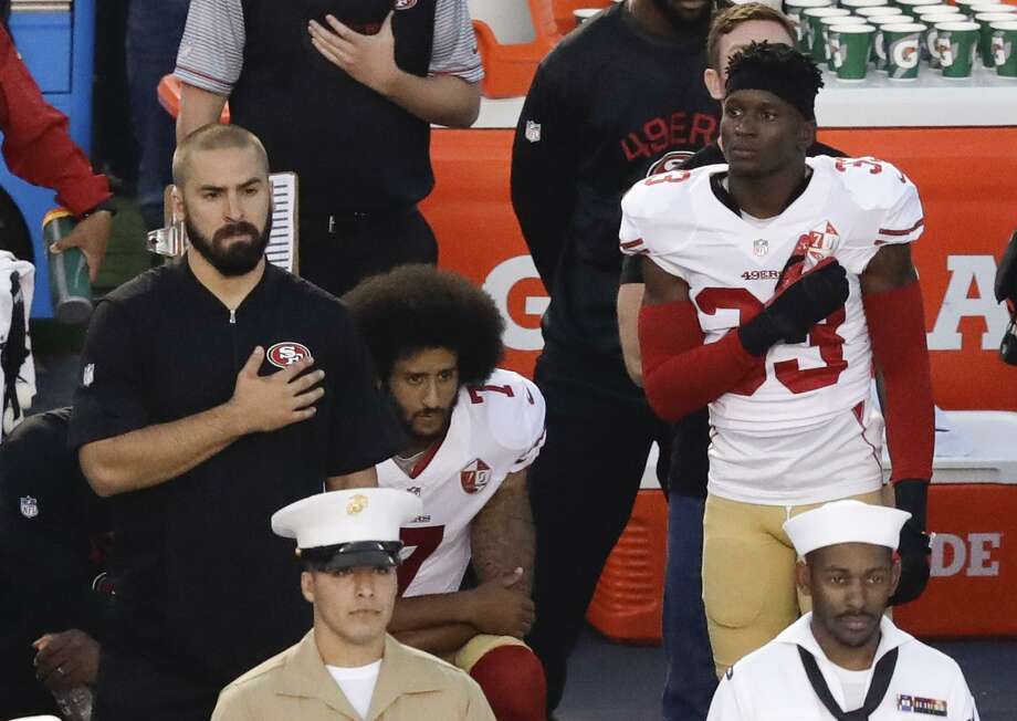 Agosto de 2016 - Na pré-temporada, Kaepernick começa a se ajoelhar durante o hino nacional para chamar a atenção para a injustiça racial nos EUA, particularmente em referência à brutalidade policial. Isso inicia uma série de protestos semelhantes em todos os níveis de jogo, nos esportes, em todo o país. Aqui, Kaepernick, do meio, se ajoelha em setembro antes do jogo de pré-temporada do time contra o San Diego Chargers, em San Diego. Foto: Chris Carlson / Associated Press / Copyright 2016 The Associated Press. Todos os direitos reservados.