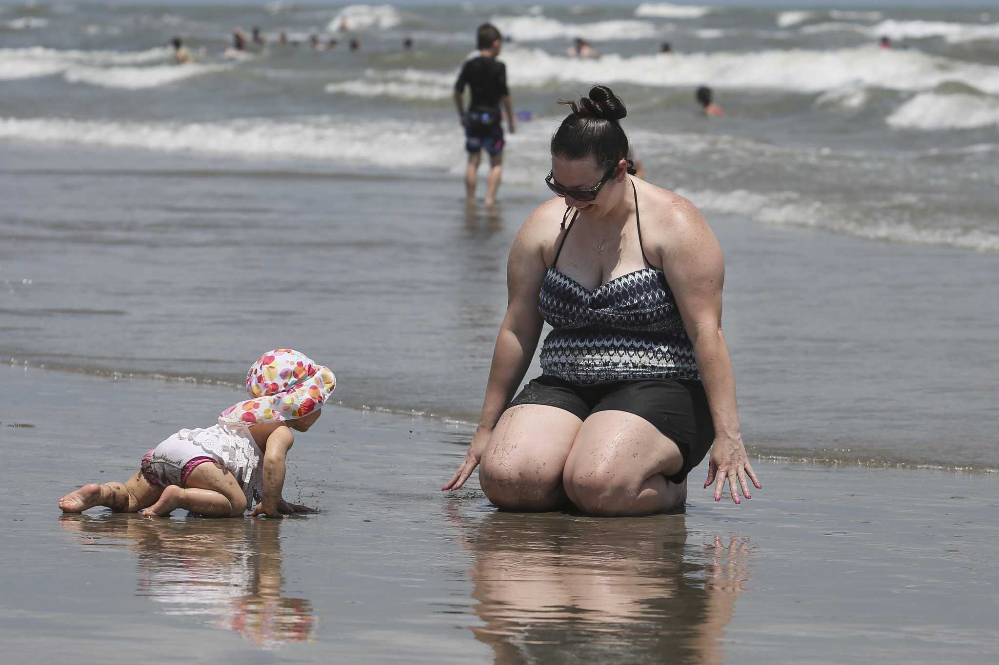Beachgoers flock to Galveston to check out clear blue water — while it
