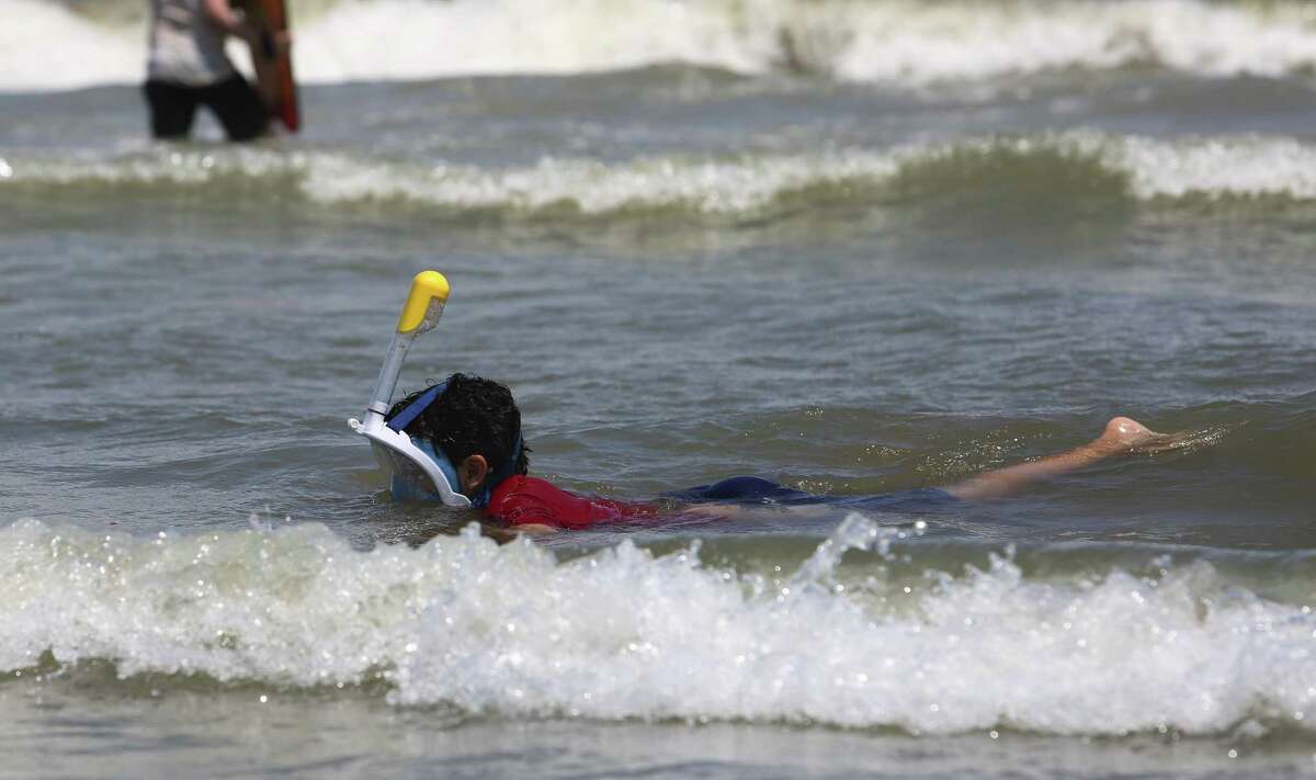 Beachgoers flock to Galveston to check out clear blue water — while it