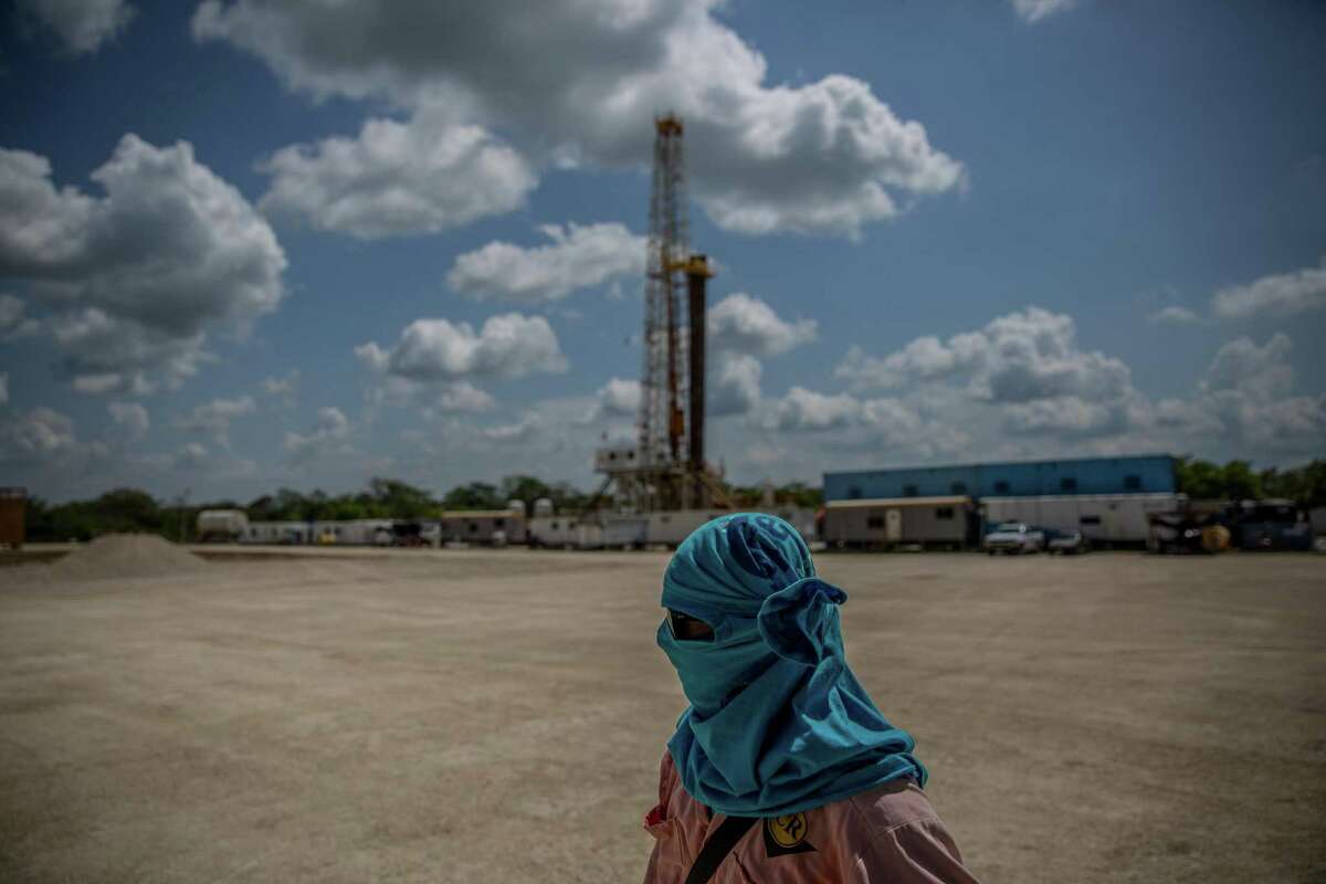 A PEMEX oil well in Nacajuca, Tabasco State, in the heartland of Mexico. >>Deepest Gulf of Mexico platforms