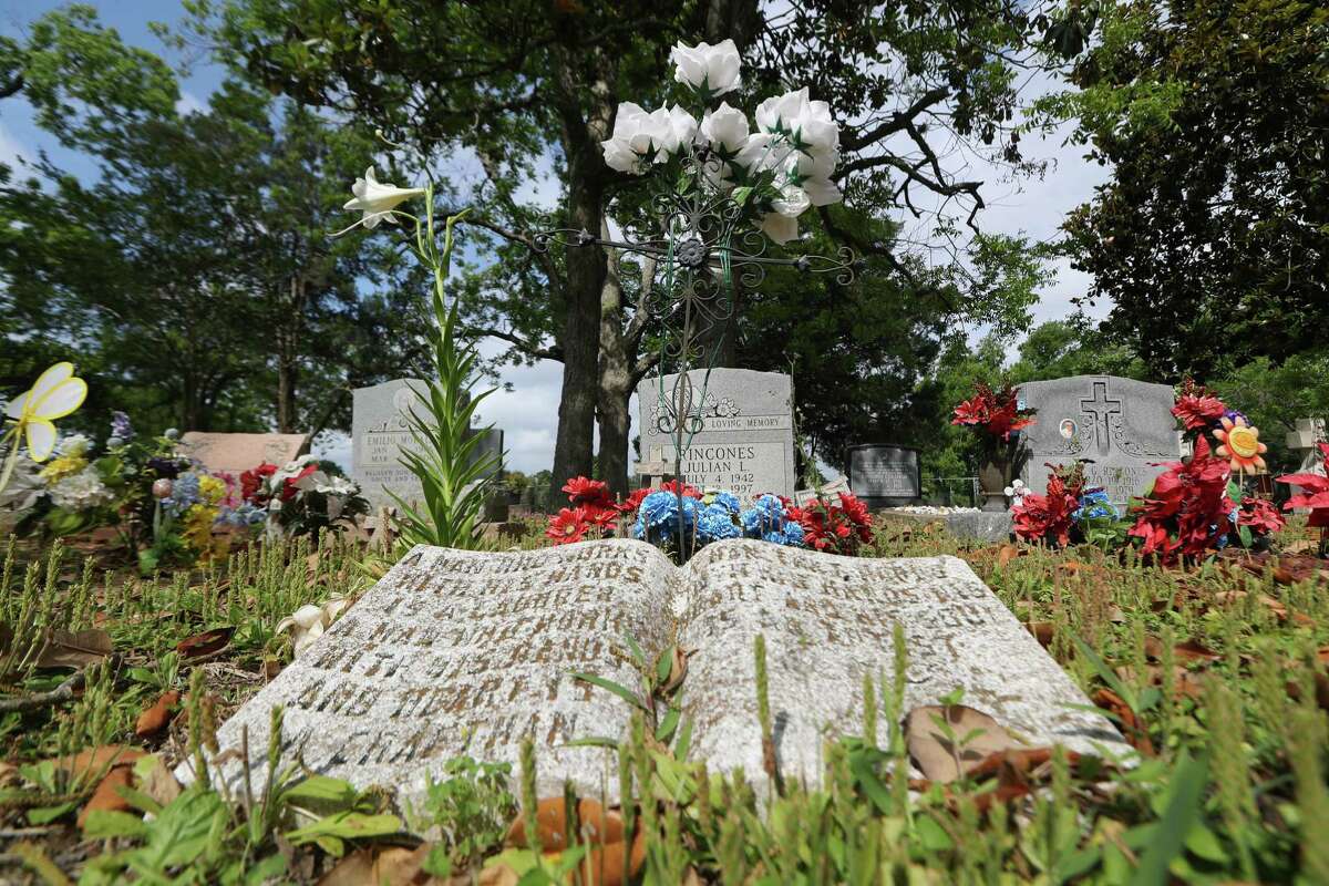 Saint Isidore Cemetery - Wikipedia