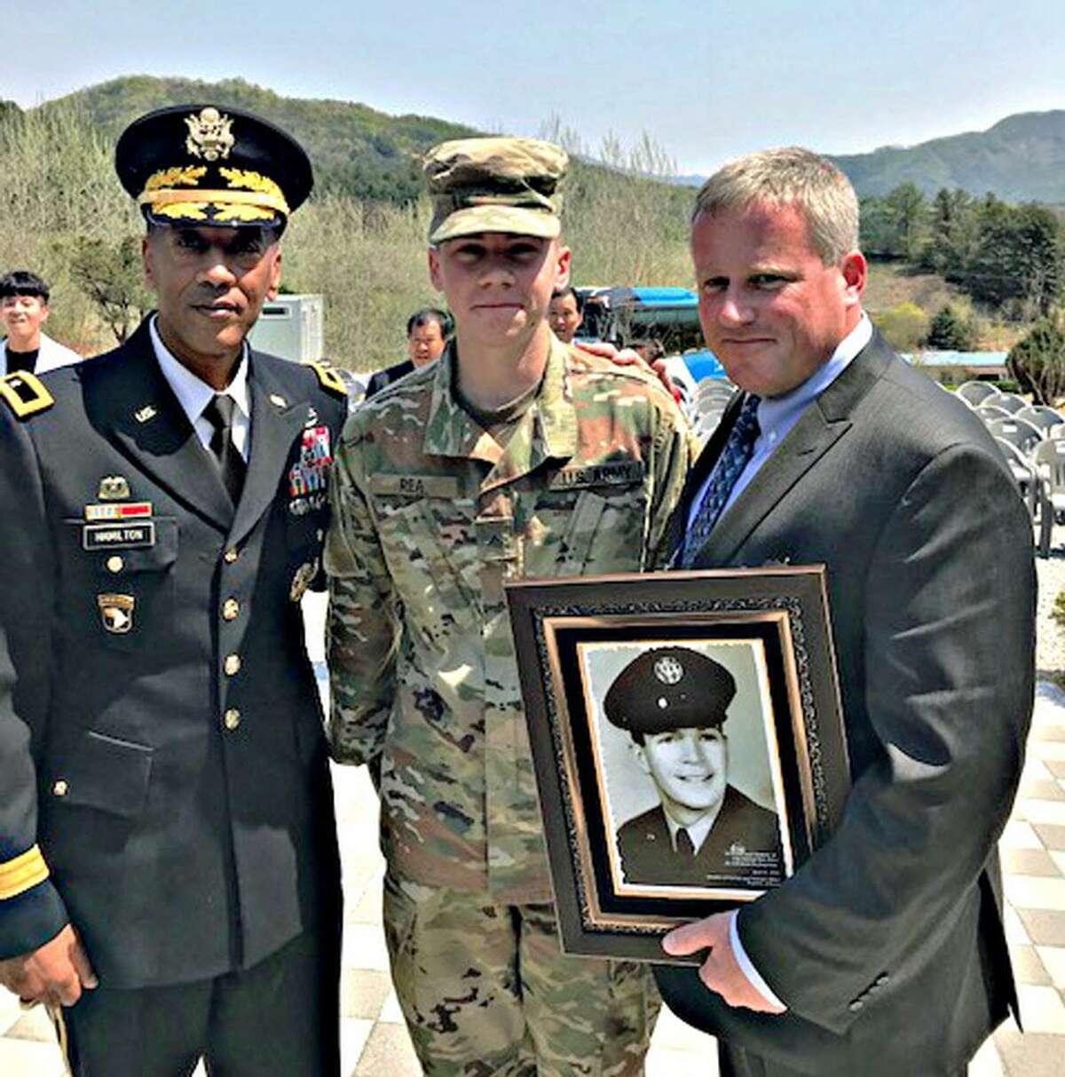 From left are U.S. Army General Hamilton, Brendan Rae and minister of patriots and veterans affairs.