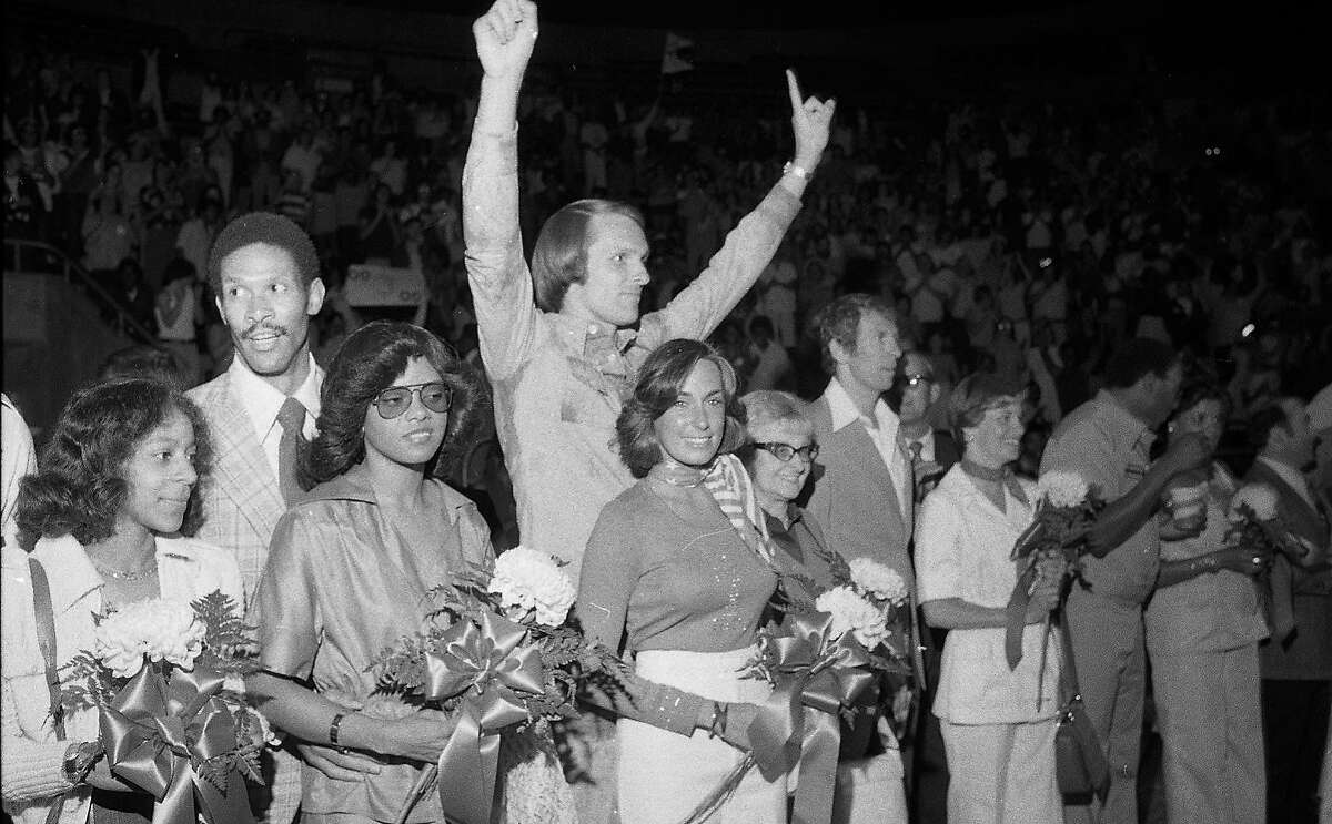 1975年5月29日，赢得NBA总冠军后，金州勇士队在奥克兰体育馆举行颁奖典礼