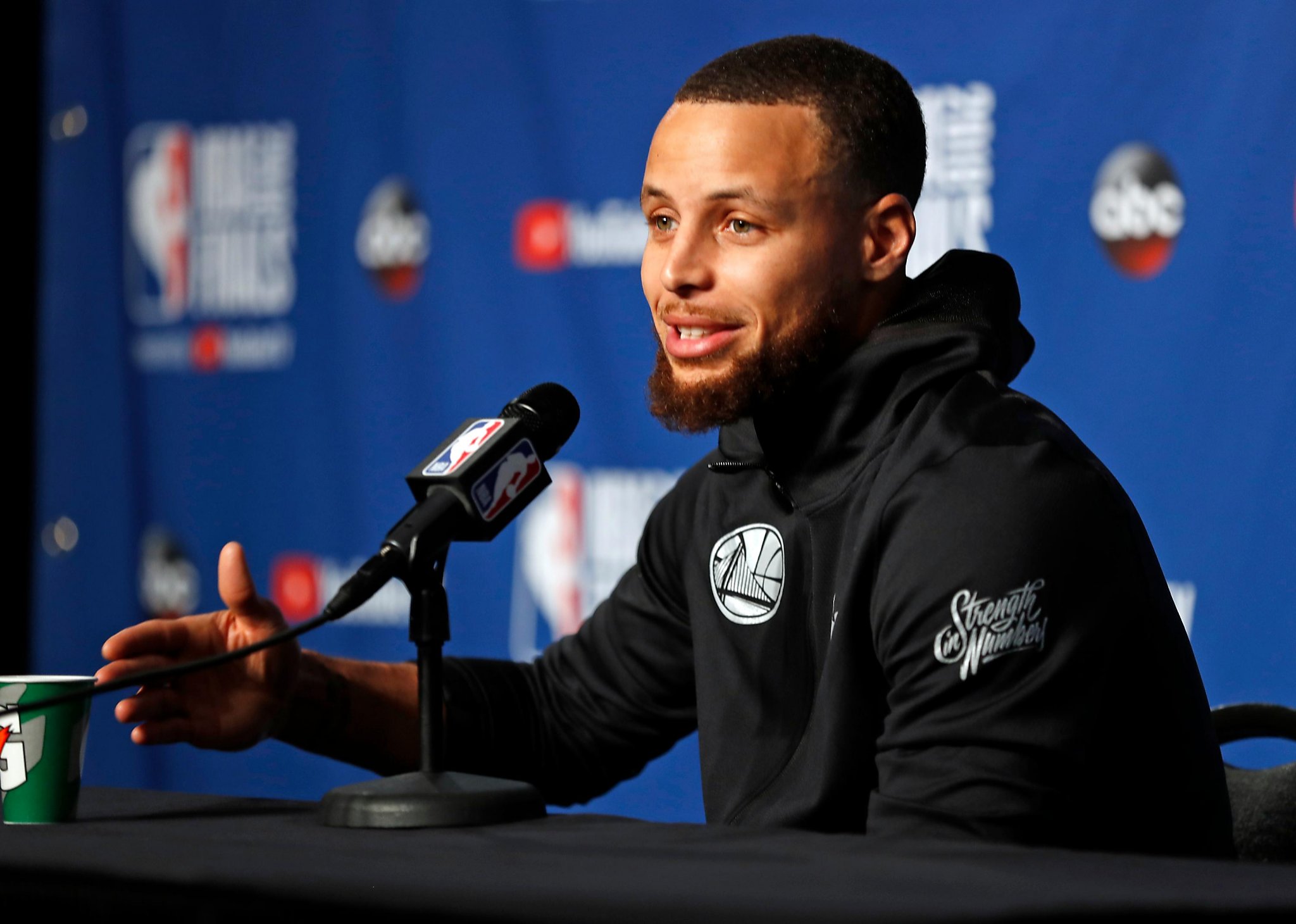 LeBron James, Stephen Curry agree: NBA champions won't visit White House