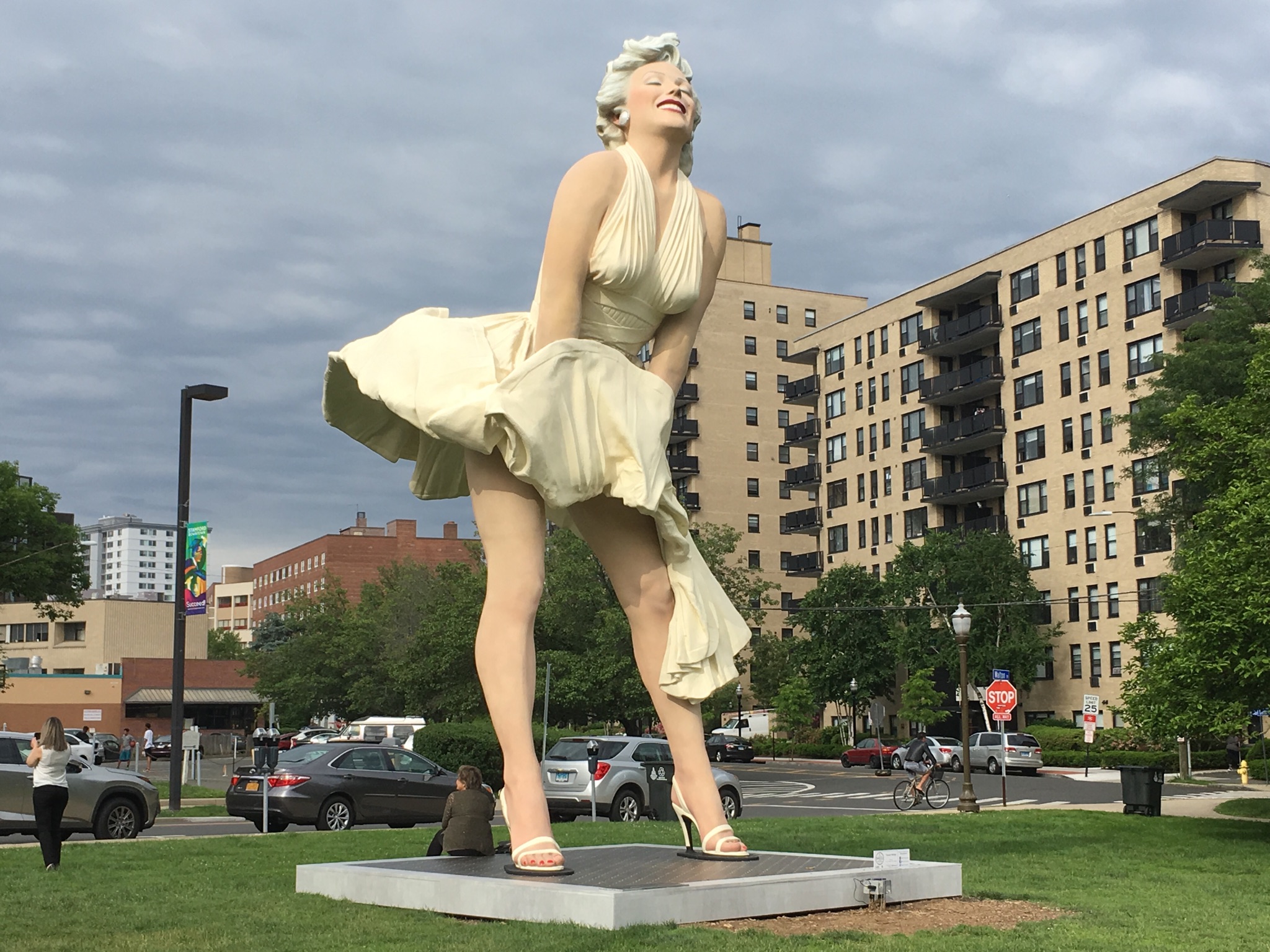 30,000 pounds of Marilyn Monroe descend on Stamford Houston Chronicle