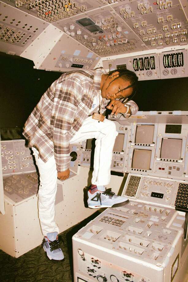 travis scott wearing jordan 6