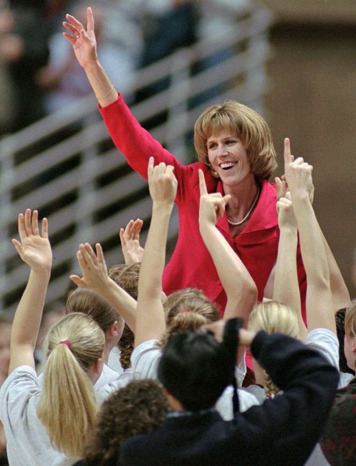 uconn-greats-weigh-in-on-chris-dailey-s-legacy-as-she-enters-hall