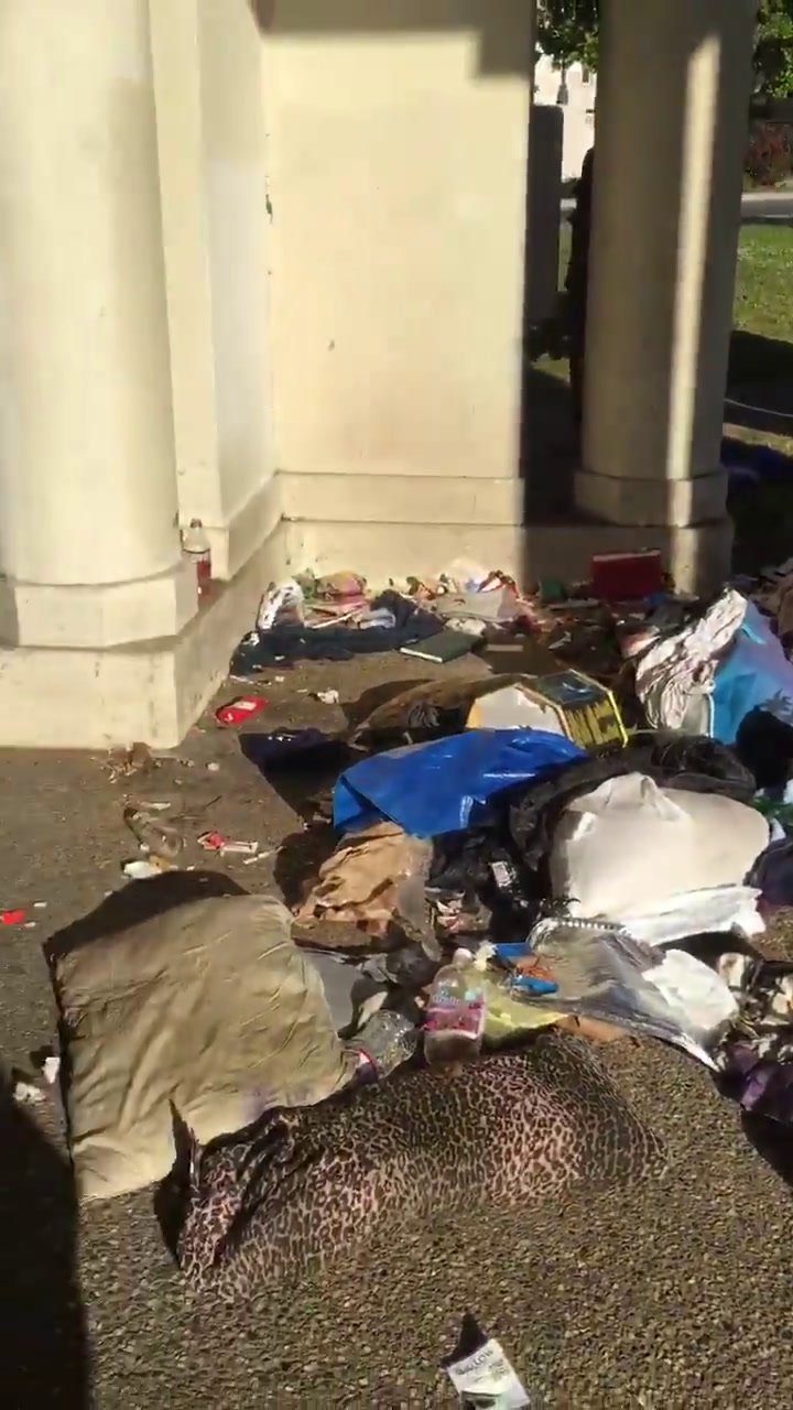 Jogger Dismantles Lake Merritt Homeless Mans Encampment Throws Some Of It Into Lake Sfgate 