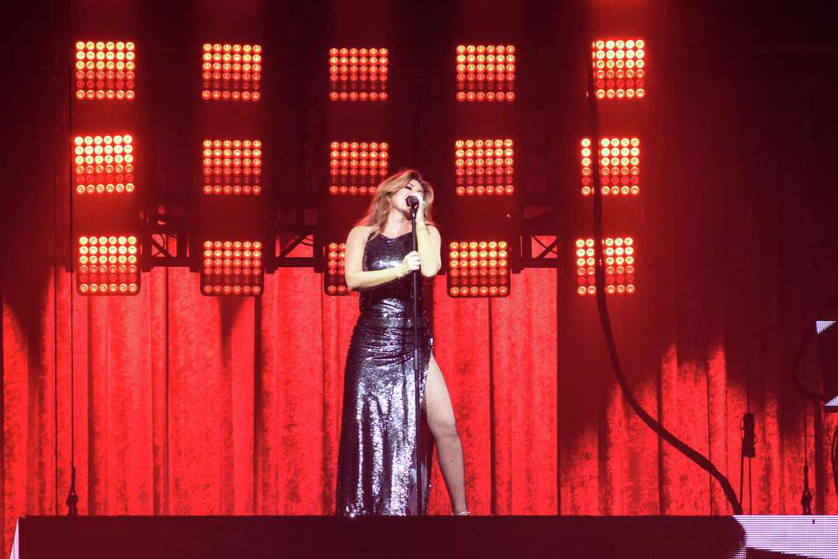 Shania Twain brings her countrypop dazzle to Houston