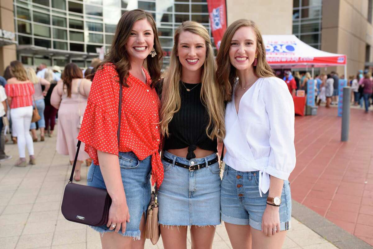 Shania Twain brings her countrypop dazzle to Houston