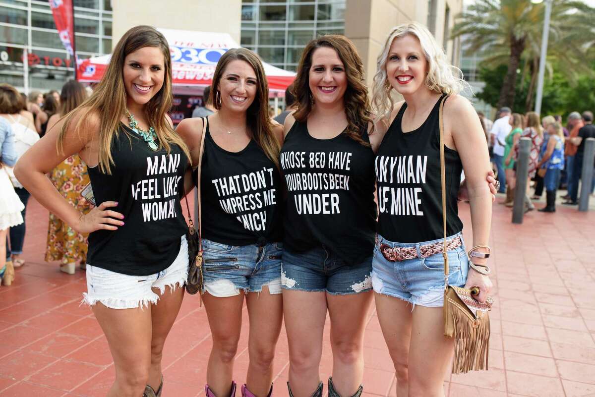 Shania Twain brings her countrypop dazzle to Houston