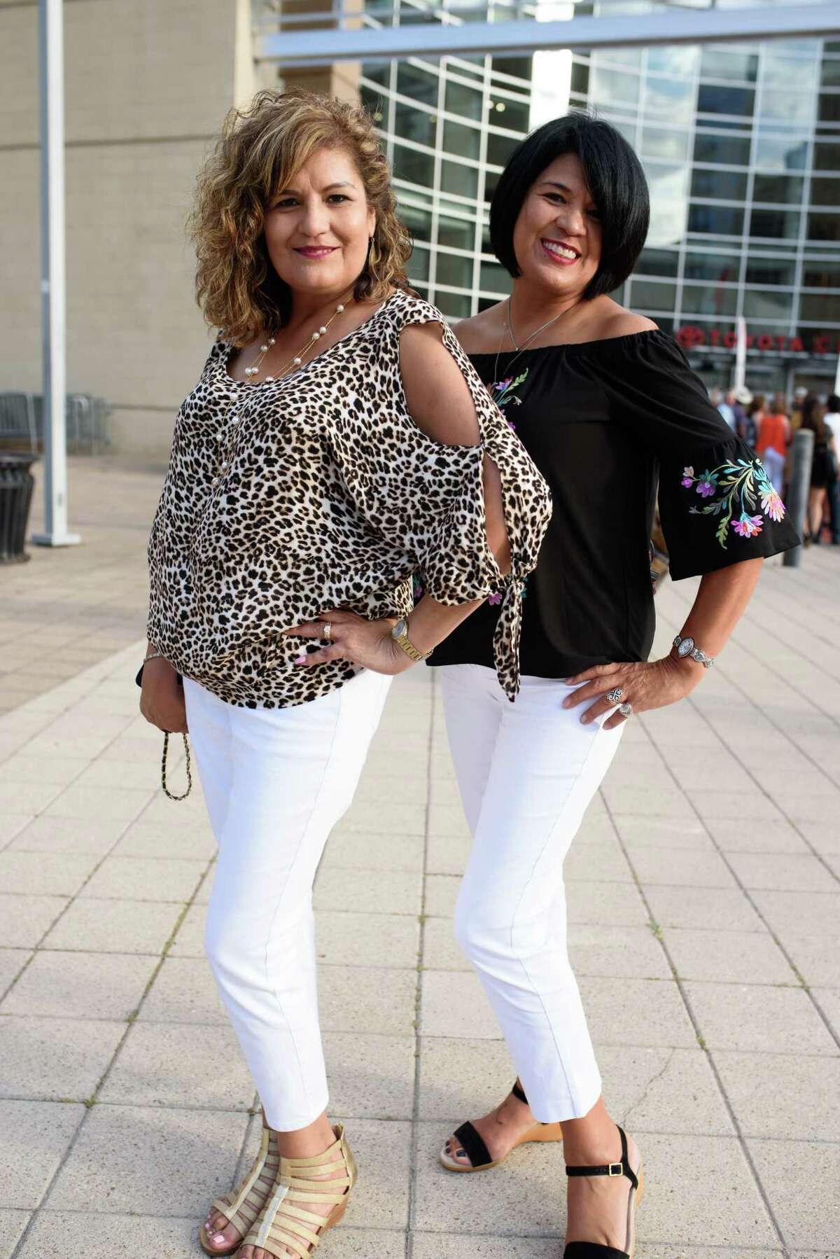 Shania Twain brings her countrypop dazzle to Houston