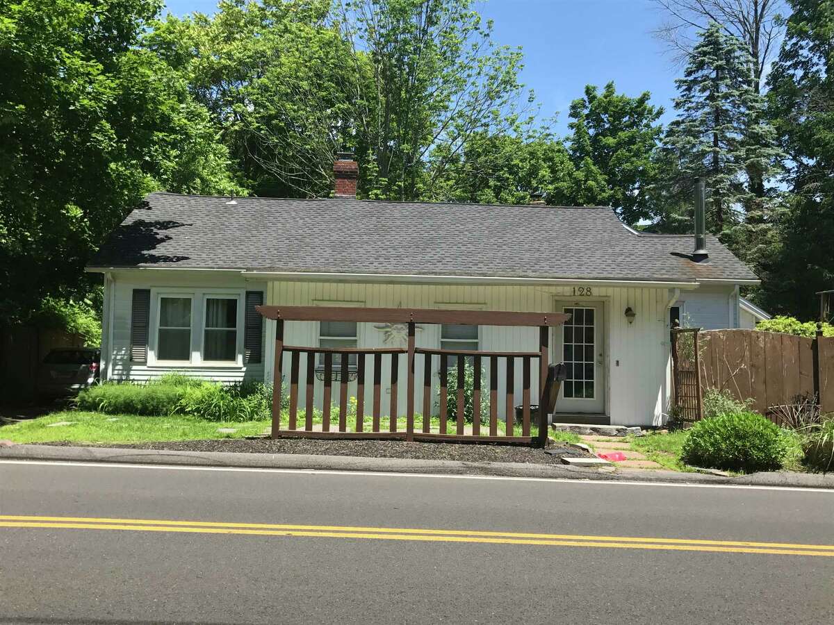 Hamden man defending self against charge of murdering mother has Harvard law degree