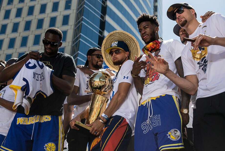 what does stephen curry wear under shorts