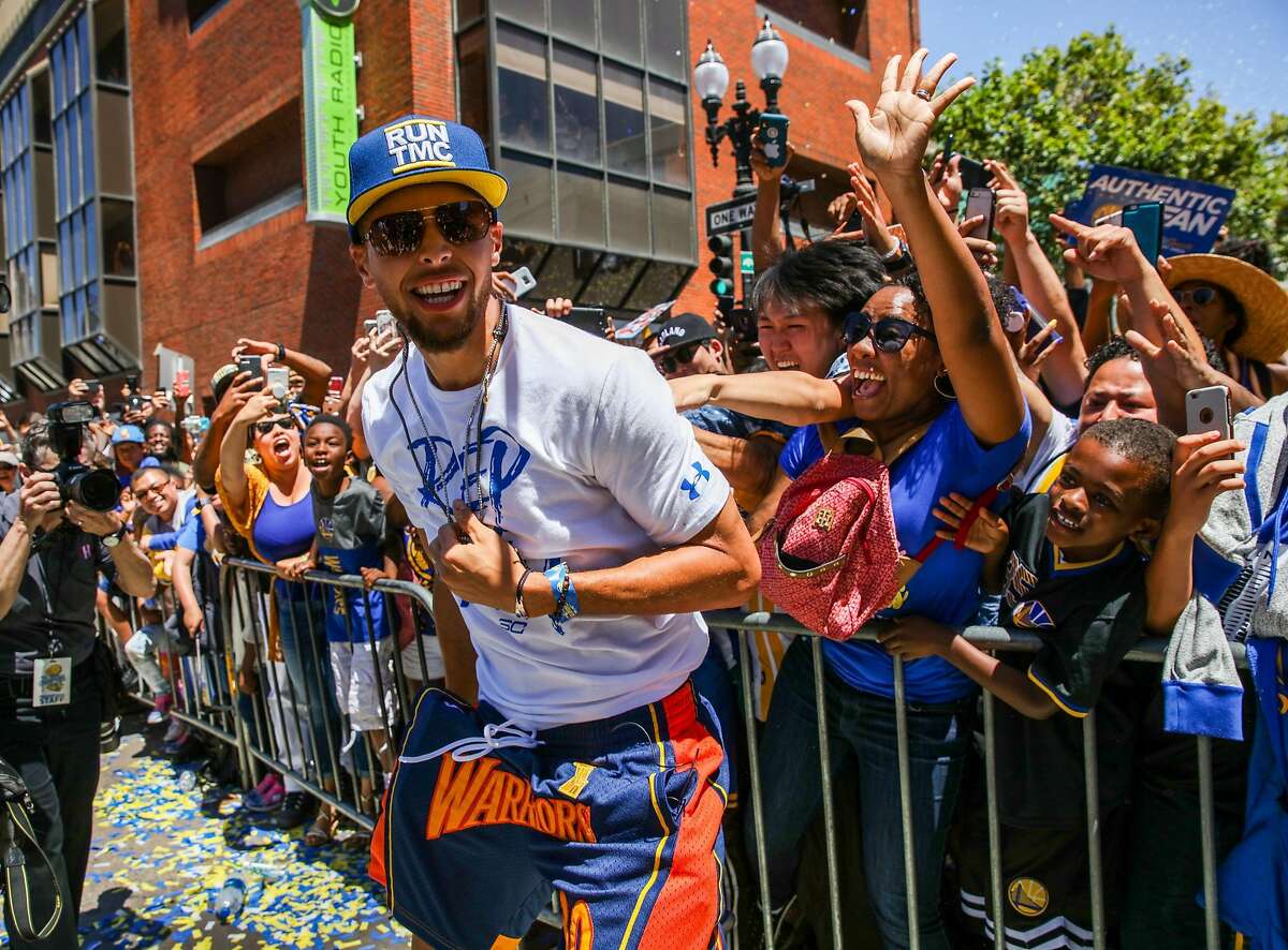 Steph Curry runs away from his security detail, into crowd of Warriors fans