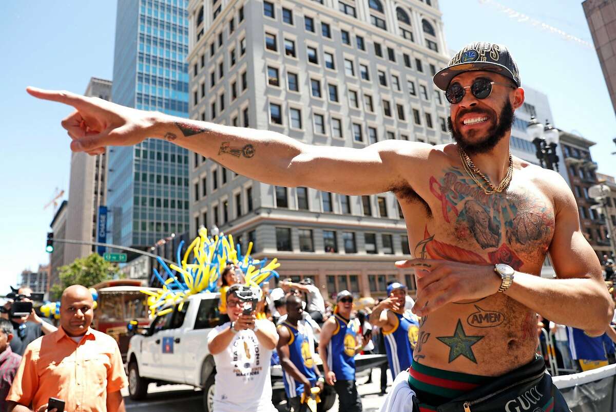 JaVale McGee prompts the crowd to cheer during Golden State Warriors' NBA Championship parade in Oakland, CA on Tuesday, June12, 2018.