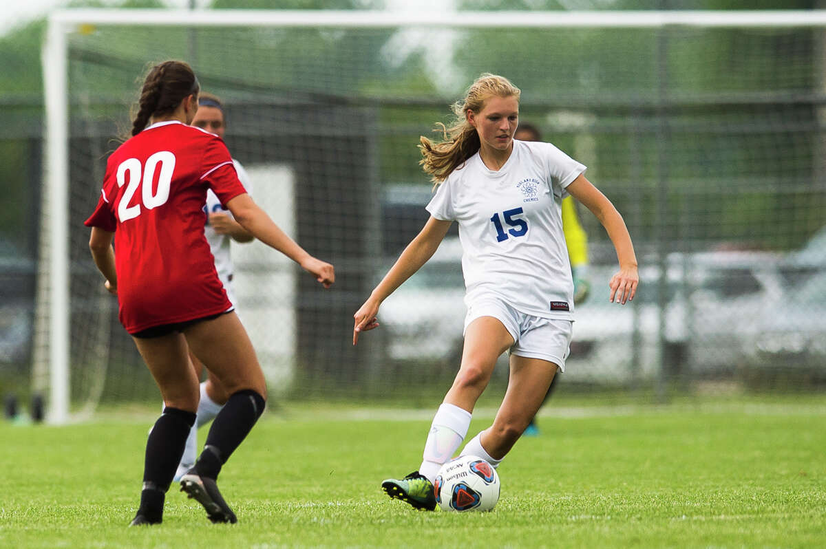 Midland junior Samantha Vansumeren dribbles down the field during the Chemics' 1-0 Division 1 semifinal loss to Grand Blanc on Tuesday, June 12, 2018 at Holt High School. (Katy Kildee/kkildee@mdn.net)