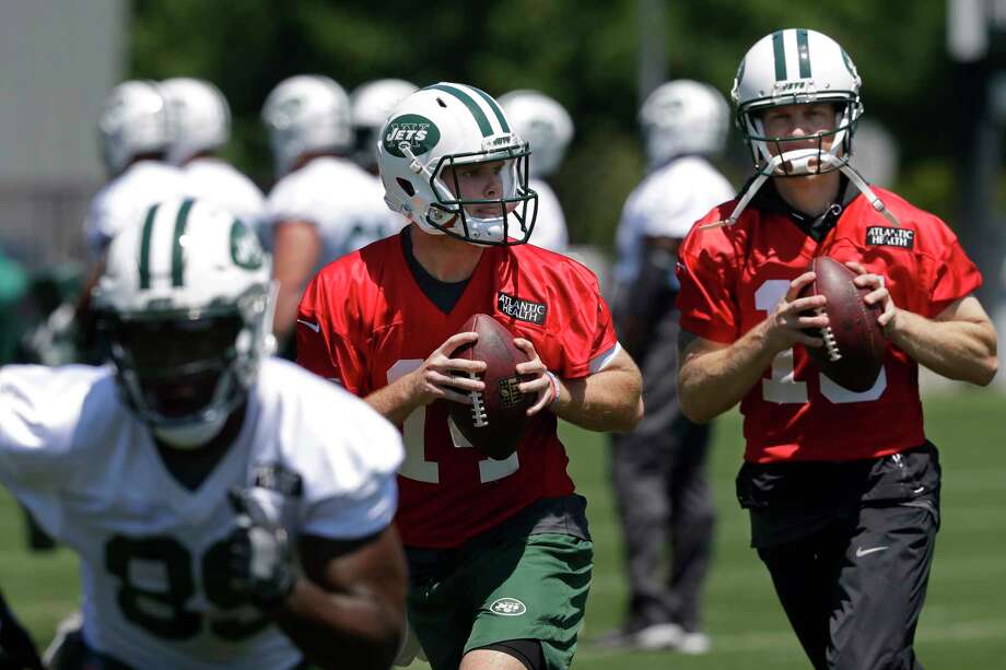 New York Jets quarterbacks Sam Darnold, center, and Josh McCown, right, throw during the NFL football team's training camp, Tuesday, June 12, 2018, in Florham Park, N.J. (AP Photo/Mark Lennihan) Photo: Mark Lennihan / Copyright 2018 The Associated Press. All rights reserved.