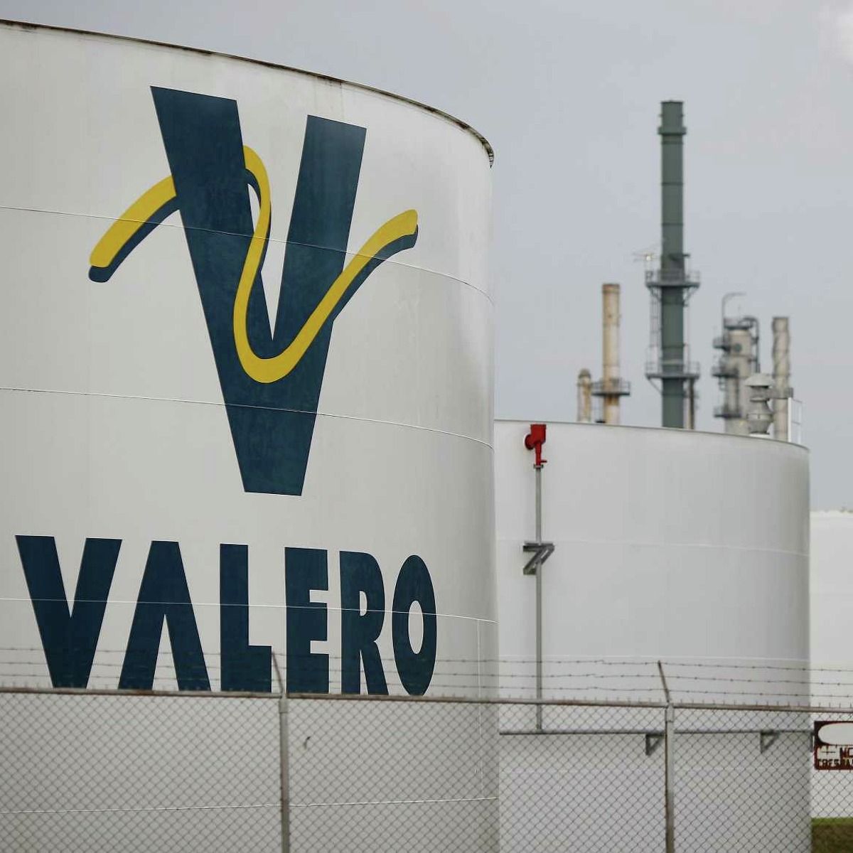 Valero will work with Galena Park residents to address property damage caused by an oil leak at its Houston refinery on Monday.