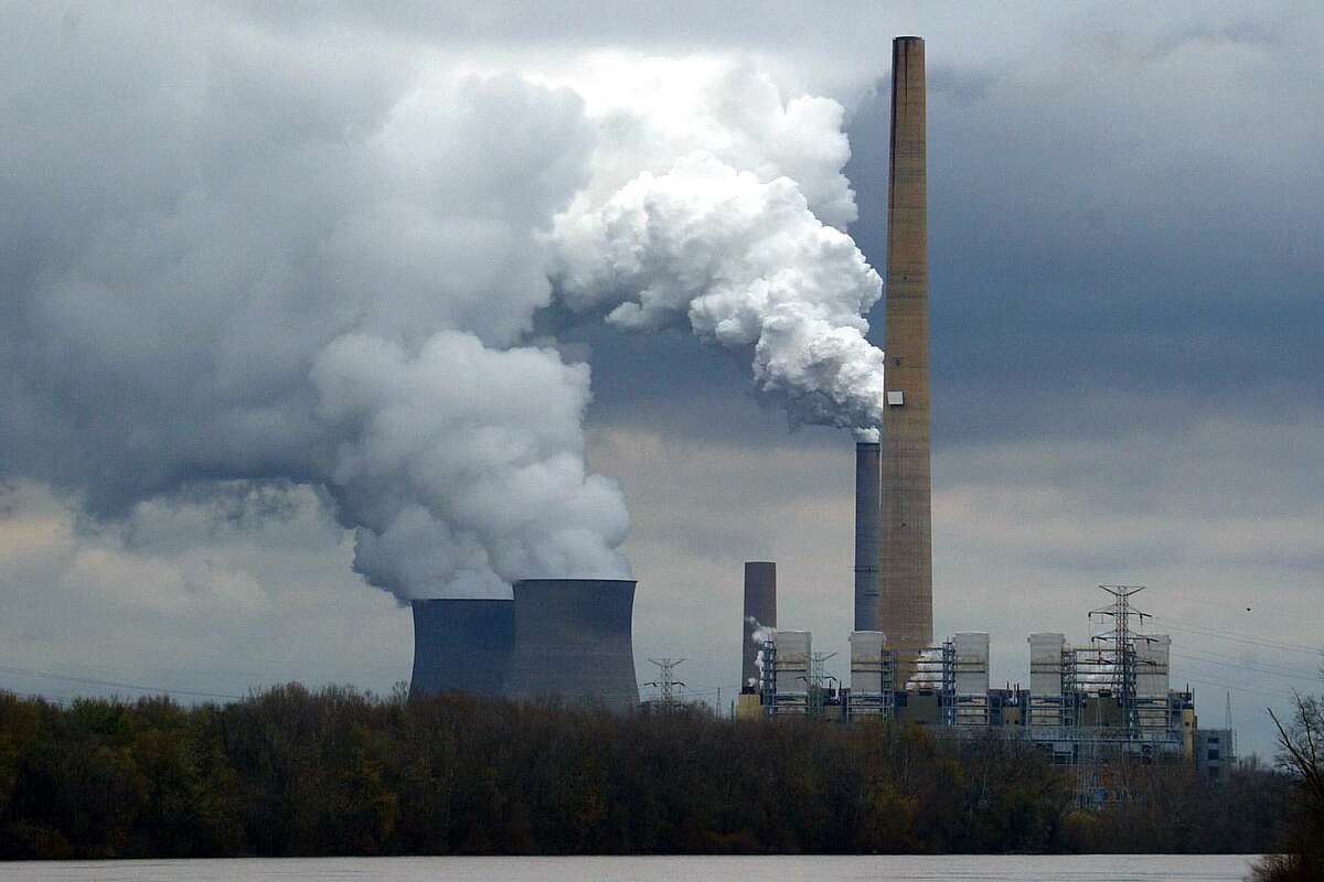 The coal-fired power station in Cheshire, Ohio. The Environmental Protection Agency was ordered to reduce smog that drifts into the Northeast from Midwestern states in a U.S. District Court ruling Wednesday that sided with Connecticut and New York.